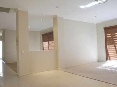 3 / 8 Arbory Close, Dubbo