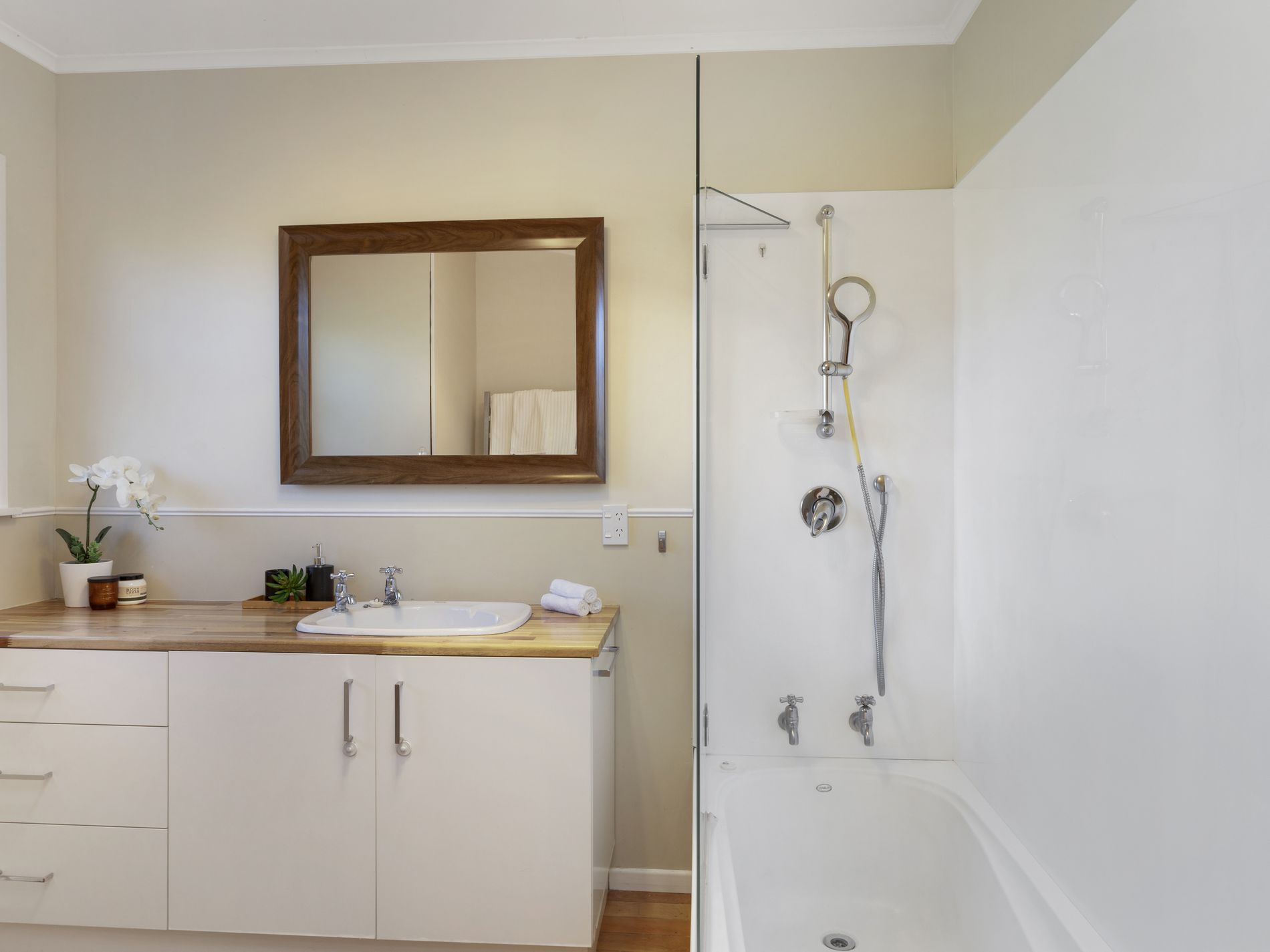 9 Woodstock Terrace, Tawa