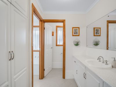 8 Flame Tree Court, Greenwith