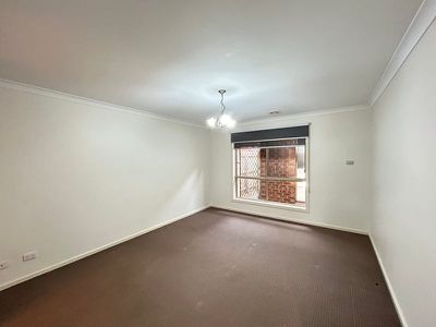 1 / 6 Harness Court, Truganina