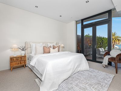 1 / 8 Mounts Bay Road, Crawley