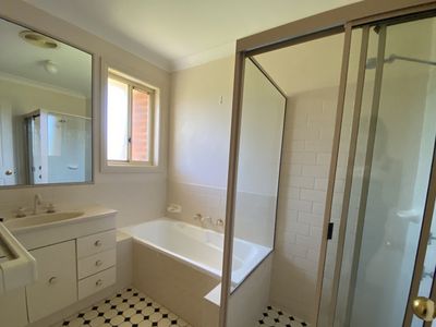 1 / 12 Grangewood Drive, Dubbo