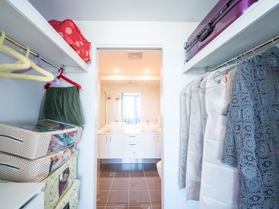 21006 / 5 Harbour Side Court, Biggera Waters