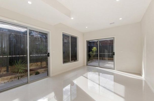 4 Frontier Avenue, Greenvale