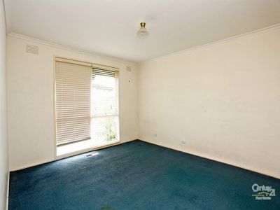 24 Oaktree Drive, Hampton Park