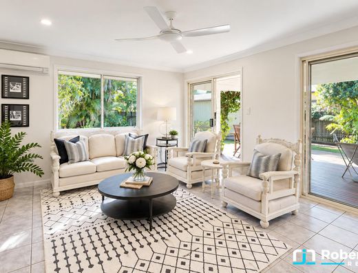 Spacious, Light-Filled Living in a Quiet Old Tewantin Cul-de-Sac image 7