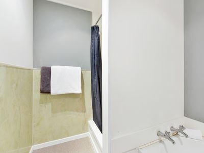 1 / 1 Windlesham Place, Wakefield