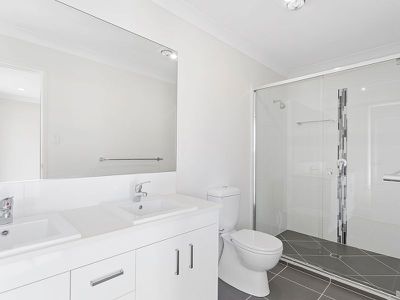 5 Apple Berry Avenue, Coomera