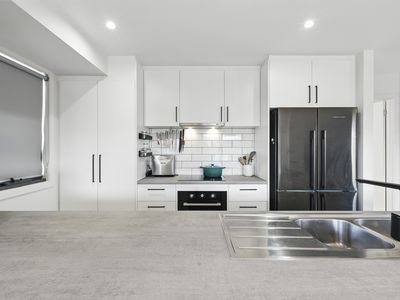 2 / 10 Curtain Court, Brighton