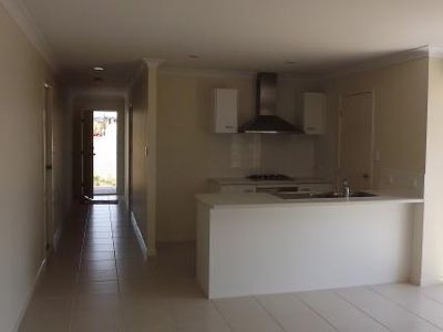 25 Lorikeet Parade, Dakabin