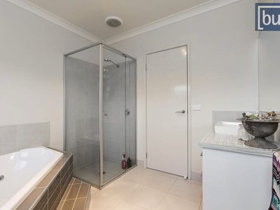 11 Silkyoak Ct, East Albury