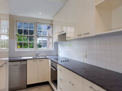 2 / 5 Trelawney Street, Woollahra