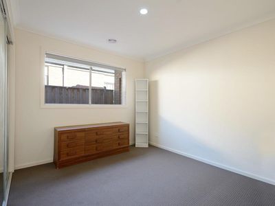 10 Cranbrook Circuit, Officer
