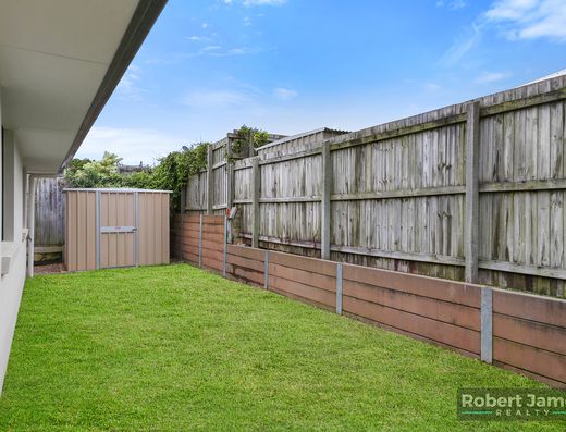 Spacious Family Home in the Heart of Peregian Springs - 5 Bedrooms + Media Room image 16