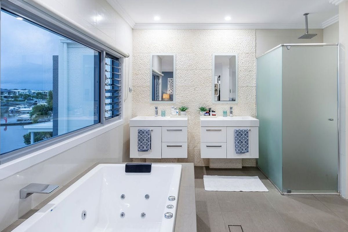 18 Onshore Place, Helensvale