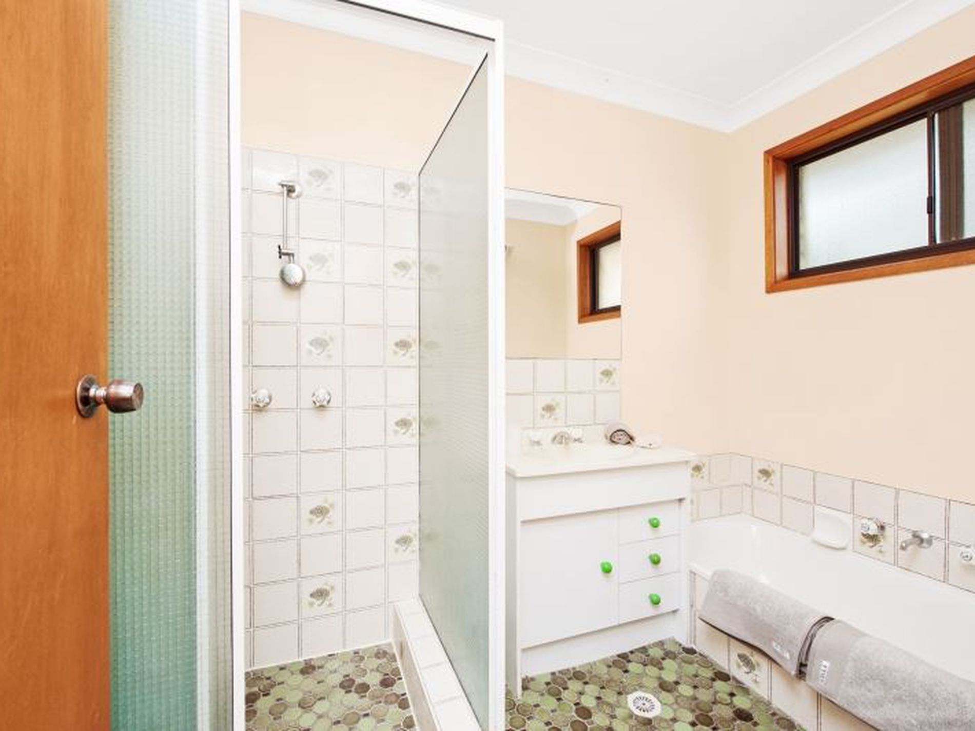 11 Kings Point Drive, Kings Point