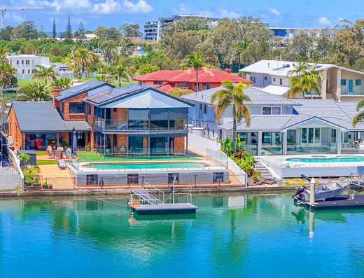 Waterfront Family Living, Fully Renovated & Ready to Enjoy