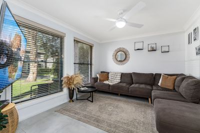 4 Horseman Place, CURRANS HILL, Currans Hill - Thumbnail 2