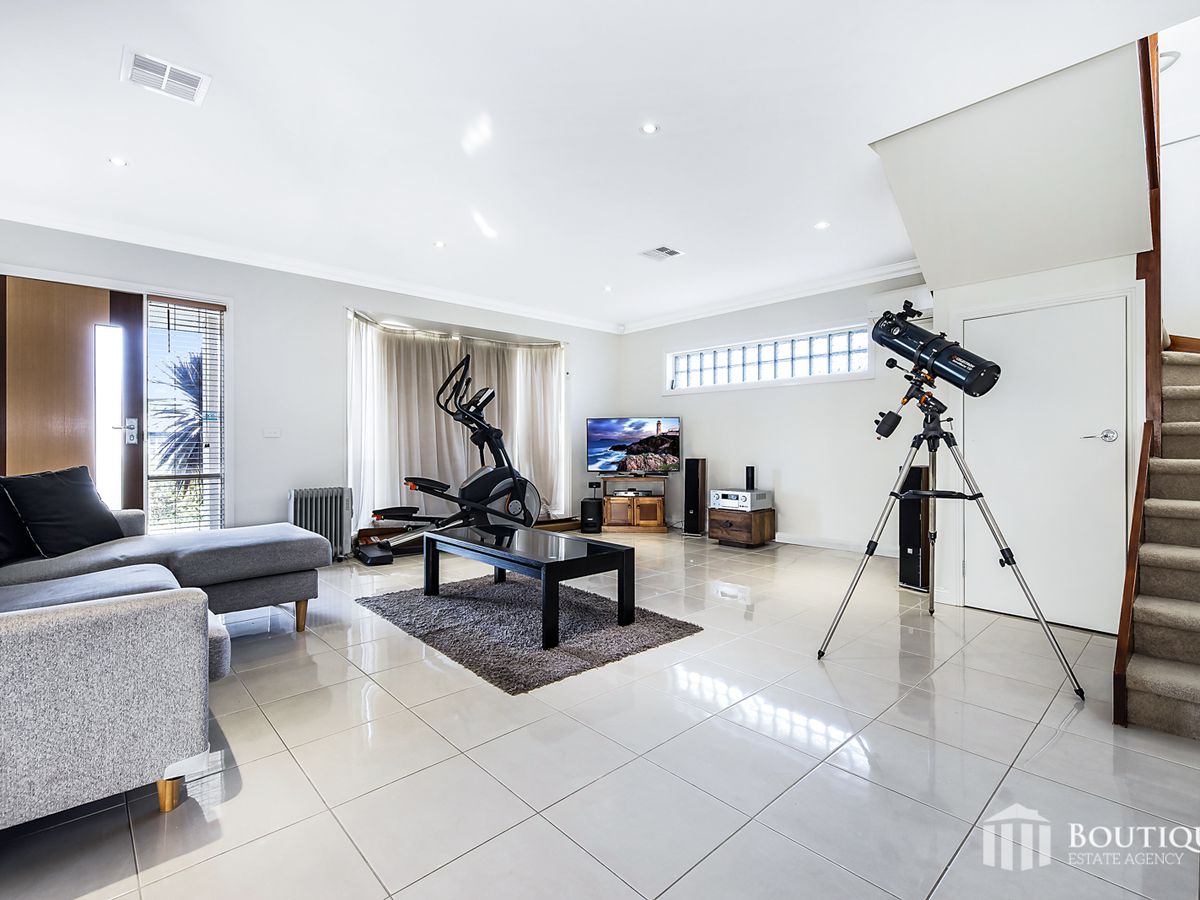 1 / 15 Hughes Crescent, Dandenong North