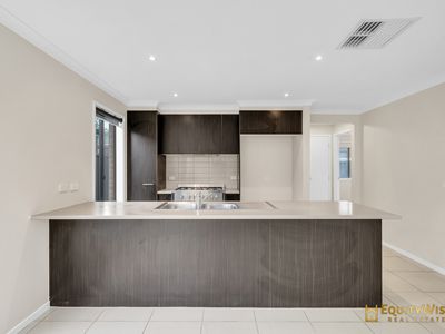 5 Lambertia Crescent, Manor Lakes