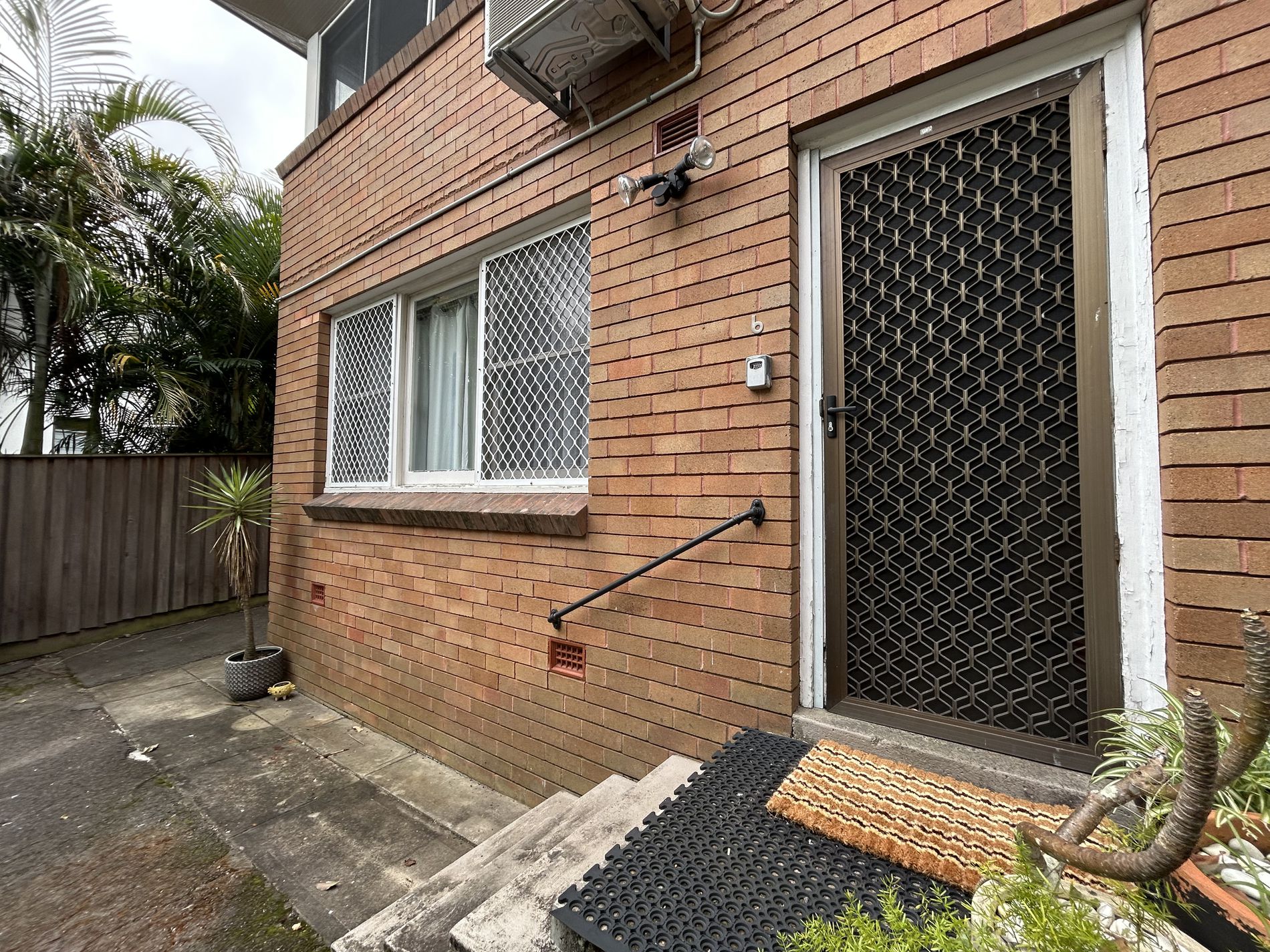 6 / 4 Mosbri Crescent, The Hill