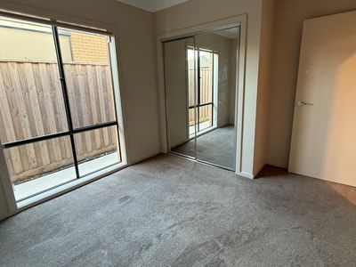 17 Honeycomb Avenue, Manor Lakes