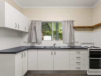 25 Hollywood Boulevard, White Rock