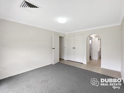 9 Meadowbank Drive, Dubbo