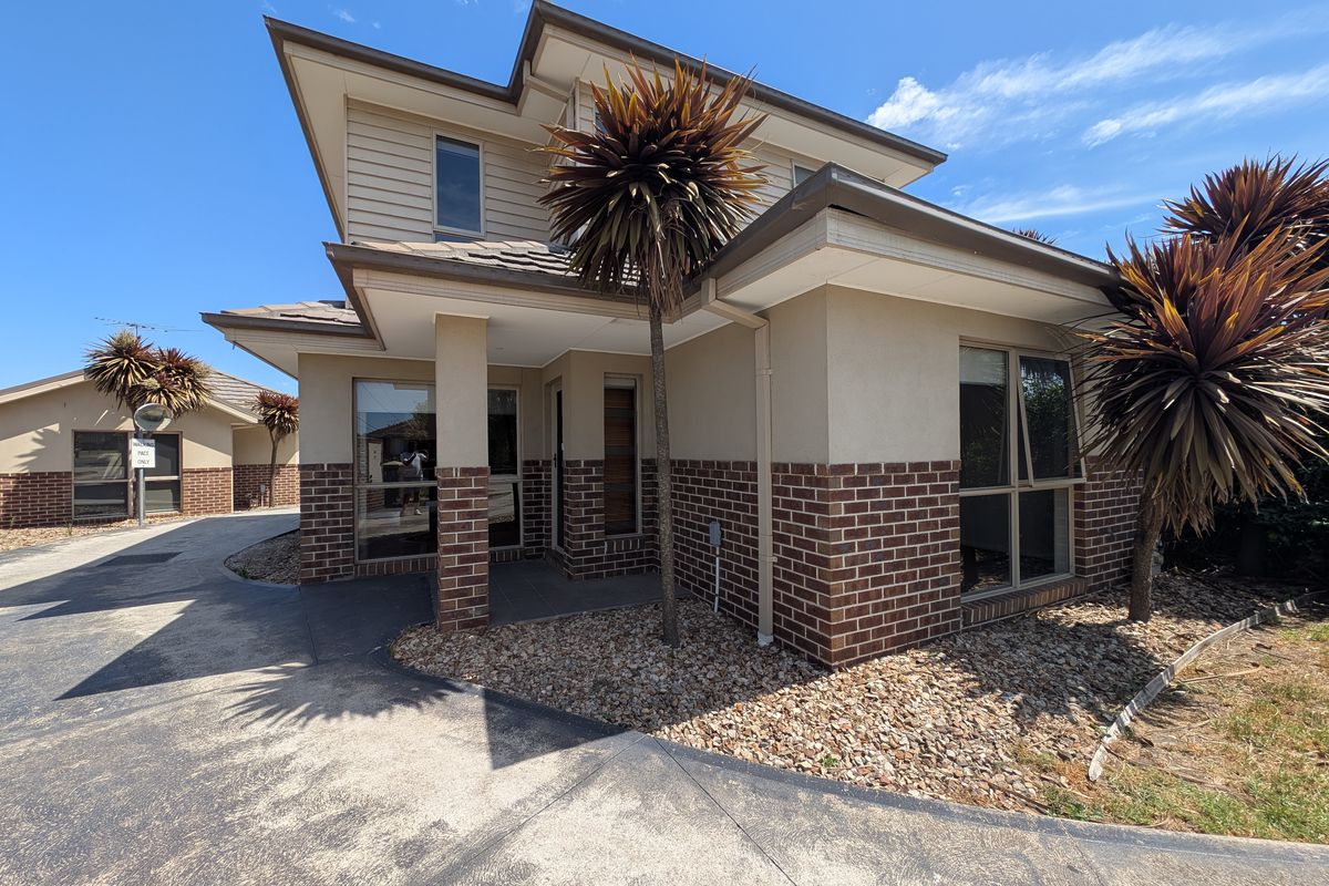 Spacious townhouse with double garage parking