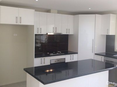 1 / 5 Lima Place, Pakenham