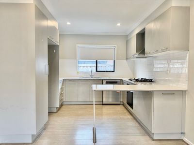 113 Holyoake Parade, Manor Lakes