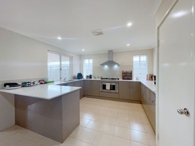 29 Strathclyde Circuit, Champion Lakes