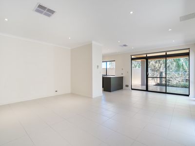 13 Coniston Bend, Waikiki