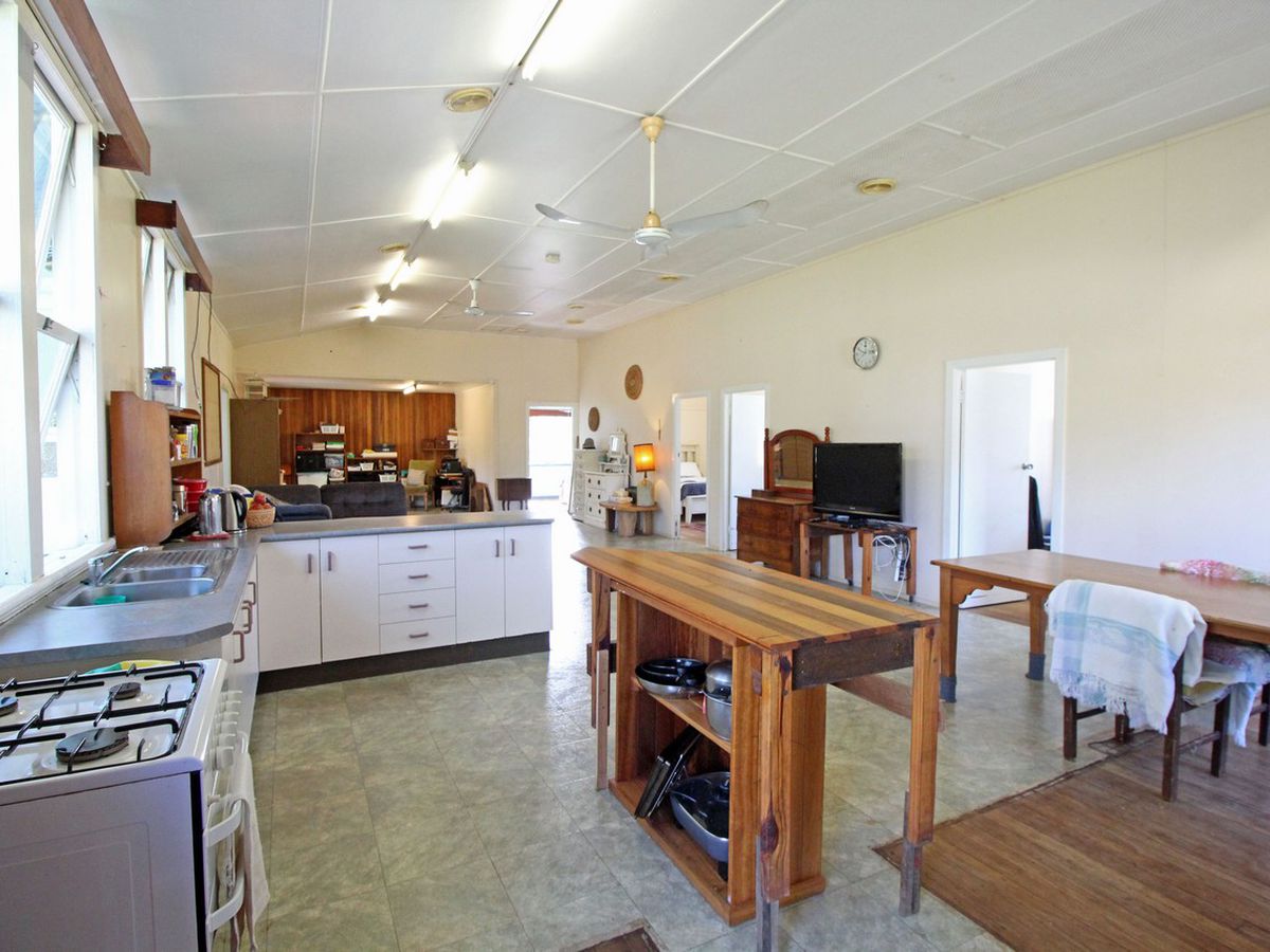 63 Planet Avenue, Atherton