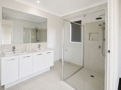 27 Mewat Circuit, Thornhill Park