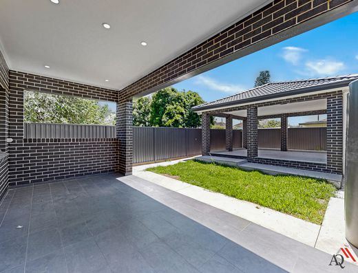 99 DENNISTOUN AVENUE, Guildford West