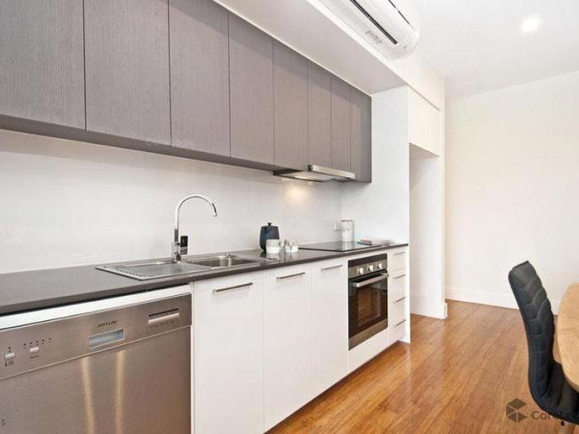 305  301 St. Clair Avenue, St Clair