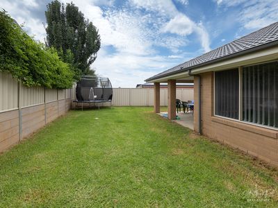 8  BURTON CRESCENT, Wodonga