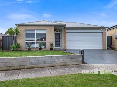 8 Camolina Way, Clyde North