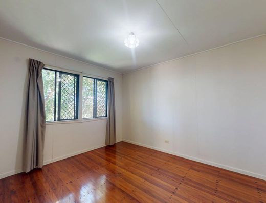 Walk to Tewantin Township - Six month lease image 7