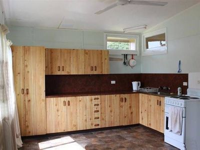 102 Planet Avenue, Atherton
