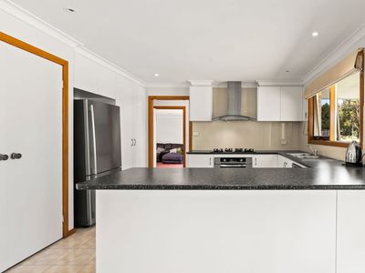 4 Hillsmeade Drive, Narre Warren South