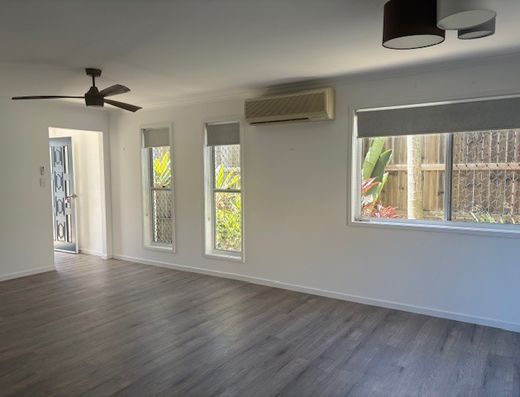 Townhouse in the heart of Coolum Beach image 4