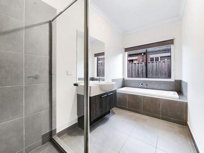 6 Harper Crescent, Cranbourne West