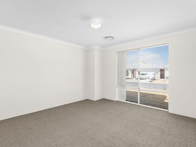 17 Desert Pea Loop, Piara Waters