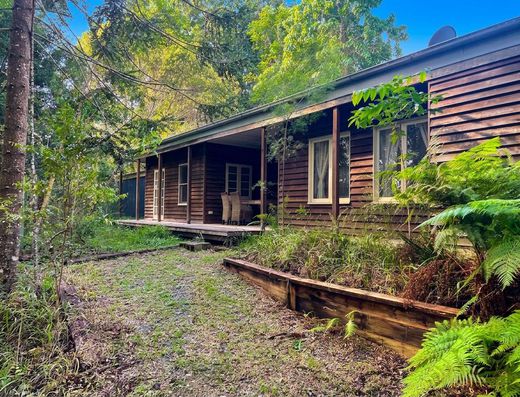 Cute Rural Cottage Amongst the Trees image 2