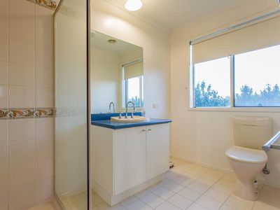 17 AVONDALE DRIVE, Wodonga