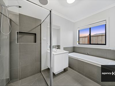 15 Winfred Drive, Mambourin