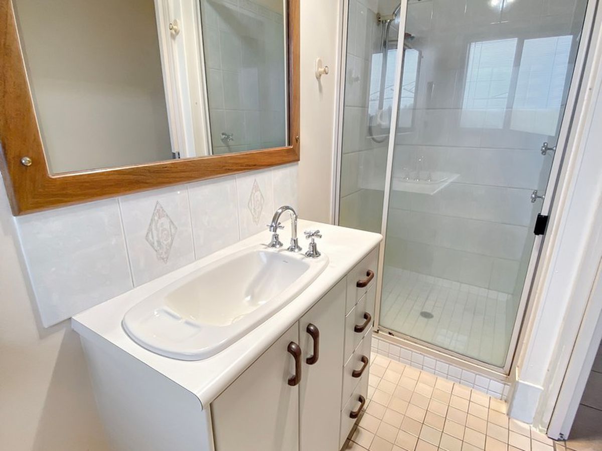 8394 Kennedy Highway, Atherton