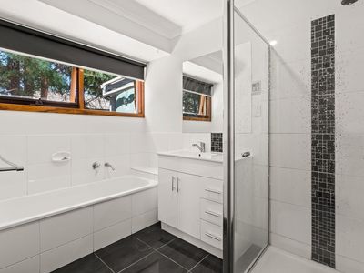 4 Hillsmeade Drive, Narre Warren South